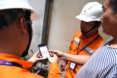 Công tác tuyên truyền sử dụng điện tiết kiệm - Ảnh: EVNHANOI Nếu tính gộp cả khoản lỗ của EVN, tổng lợi nhuận trước thuế của 19 tập đoàn, tổng công ty do CMSC quản lý chỉ đạt 89,39% kế hoạch năm - Ảnh: EVNHANOI