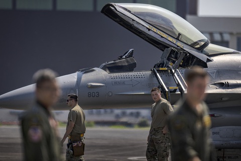 Ông Biden đồng ý cho huấn luyện phi công Ukraine lái tiêm kích F-16 - Ảnh 1. Ông Biden đồng ý cho huấn luyện phi công Ukraine lái tiêm kích F-16 - Ảnh 1.