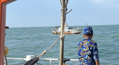 Cứu 9 người gặp nạn trên vùng biển Tây Nam - Ảnh 1. Cứu 9 người gặp nạn trên vùng biển Tây Nam - Ảnh 1.