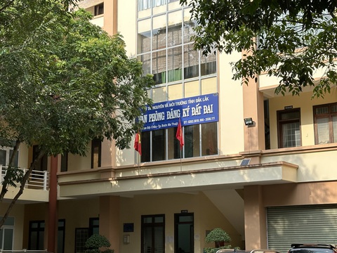Nghi vấn cán bộ nhận tiền làm sổ đỏ: Người trong cuộc giải trình thế nào? - Ảnh 1. Nghi vấn cán bộ nhận tiền làm sổ đỏ: Người trong cuộc giải trình thế nào? - Ảnh 1.