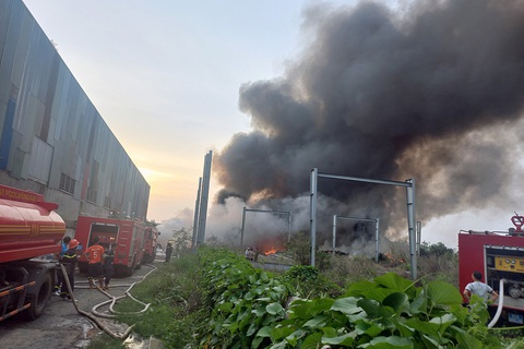 Xưởng mùn cưa, ván ép 2.000m2 ở Đồng Nai bị lửa bao trùm - Ảnh 1. Xưởng mùn cưa, ván ép 2.000m2 ở Đồng Nai bị lửa bao trùm - Ảnh 1.