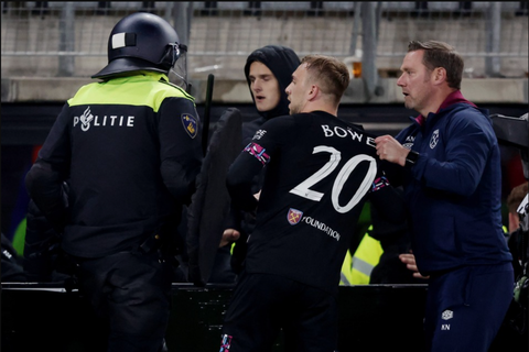 Sao West Ham nổi điên khi người nhà bị CĐV AZ Alkmaar tấn công - Ảnh 2. Sao West Ham nổi điên khi người nhà bị CĐV AZ Alkmaar tấn công - Ảnh 2.