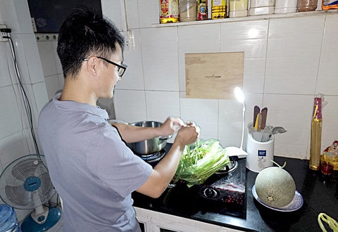 Người dân tại TP.HCM thắp đèn, nấu ăn bằng bếp gas lúc cúp điện - Ảnh: N.HIỂN Người dân tại TP.HCM thắp đèn, nấu ăn bằng bếp gas lúc cúp điện - Ảnh: N.HIỂN