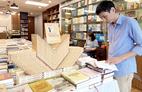 Tập Nhật ký trong tù do Quách Tấn phỏng dịch lần đầu ra mắt rộng rãi bạn đọc - Ảnh: T.ĐIỂU Tập Nhật ký trong tù do Quách Tấn phỏng dịch lần đầu ra mắt rộng rãi bạn đọc - Ảnh: T.ĐIỂU