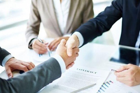 Sales Representative và những thông tin, yêu cầu tuyển dụng cần biết - Ảnh 2. Người đại diện kinh doanh chịu trách nhiệm giới thiệu sản phẩm đến các đối tác – Nguồn: Internet