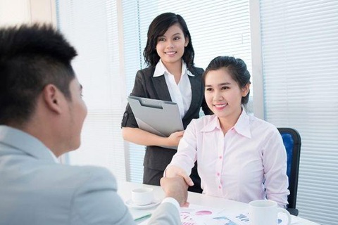 Sales Representative và những thông tin, yêu cầu tuyển dụng cần biết - Ảnh 3. Nhiệm vụ của Salesman là bán hàng, giới thiệu sản phẩm đến khách hàng – Nguồn: Internet