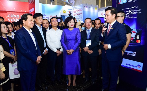 VietinBank: 97% giao dịch khách hàng thực hiện trên kênh số - Ảnh 1. Đại diện VietinBank giới thiệu về các sản phẩm công nghệ mới tại sự kiện Ngày Chuyển đổi số ngành Ngân hàng năm 2023 - Ảnh: VTB