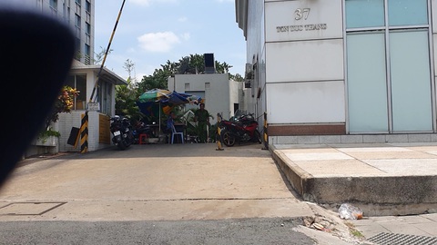 Hàng chục cảnh sát kiểm tra Công ty tài chính Shinhan ở quận 1 - Ảnh 3. Hàng chục cảnh sát kiểm tra Công ty tài chính Shinhan ở quận 1 - Ảnh 3.