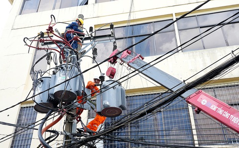 Nhân viên Công ty Điện lực Phú Thọ (TP.HCM) bảo trì lưới điện trung thể nhằm đảm bảo nguồn điện sinh hoạt cho người dân (ảnh chụp vào trưa 15-5) - Ảnh: HỮU HẠNH Nhân viên Công ty Điện lực Phú Thọ (TP.HCM) bảo trì lưới điện trung thể nhằm đảm bảo nguồn điện sinh hoạt cho người dân (ảnh chụp vào trưa 15-5) - Ảnh: HỮU HẠNH