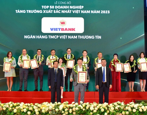 Vietbank 4 năm liên tiếp lọt “Top 50 Doanh nghiệp tăng trưởng xuất sắc nhất Việt Nam” - Ảnh 1. Vietbank nhận giải thưởng “Top 50 Doanh nghiệp tăng trưởng xuất sắc nhất Việt Nam 2023” - Ảnh: Vietbank
