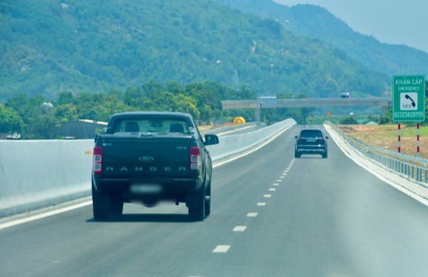 Chính thức thông xe cao tốc Nha Trang - Cam Lâm, vẫn còn xe máy chạy ngược chiều trên cao tốc - Ảnh 3. Các tài xế trải nghiệm tuyến cao tốc ngày đầu thông xe - Ảnh: MINH CHIẾN