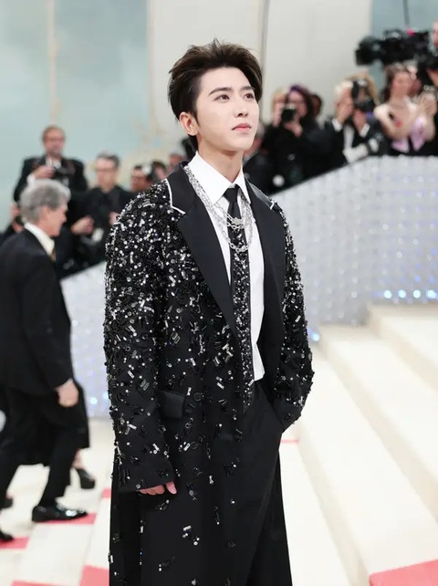 Met Gala 2023 bùng nổ tranh cãi từ chủ đề đến những trang phục dị hợm - Ảnh 6. Met Gala 2023 bùng nổ tranh cãi từ chủ đề đến những trang phục dị hợm - Ảnh 6.