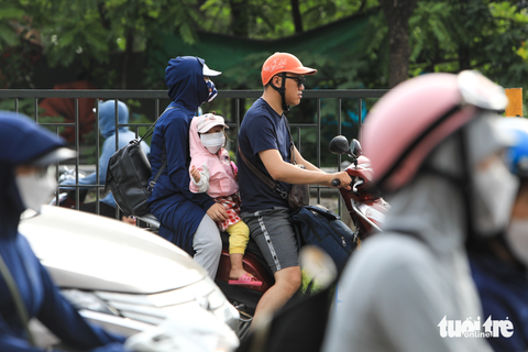 Trẻ em mệt nhoài cùng gia đình trở lại Hà Nội - Ảnh 1. Trẻ em mệt nhoài cùng gia đình trở lại Hà Nội - Ảnh 1.