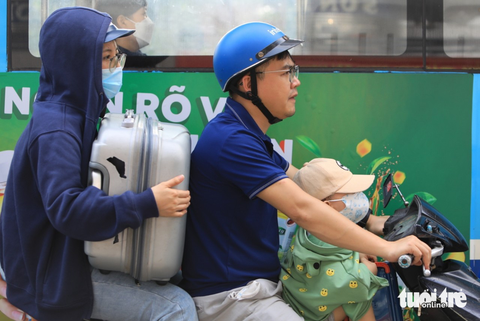 Trẻ em mệt nhoài cùng gia đình trở lại Hà Nội - Ảnh 2. Trẻ em mệt nhoài cùng gia đình trở lại Hà Nội - Ảnh 2.