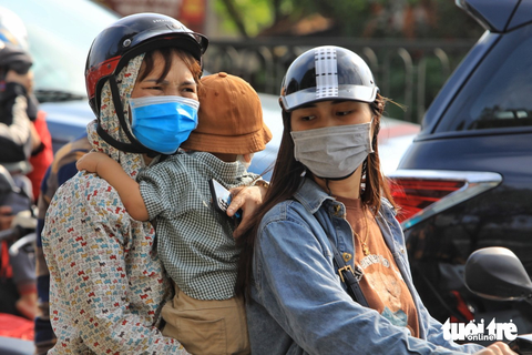 Trẻ em mệt nhoài cùng gia đình trở lại Hà Nội - Ảnh 3. Trẻ em mệt nhoài cùng gia đình trở lại Hà Nội - Ảnh 3.