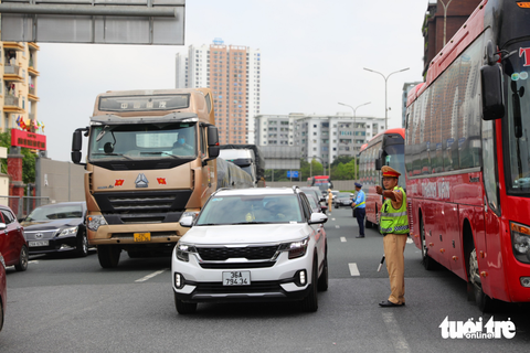 Trẻ em mệt nhoài cùng gia đình trở lại Hà Nội - Ảnh 4. Trẻ em mệt nhoài cùng gia đình trở lại Hà Nội - Ảnh 4.
