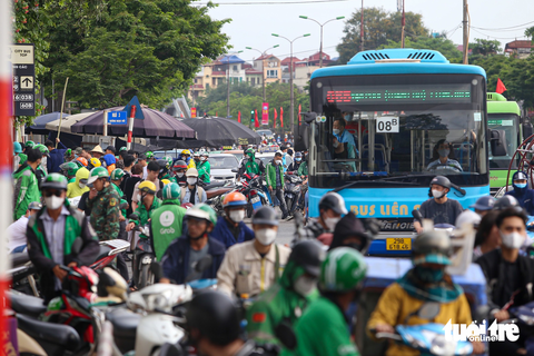Trẻ em mệt nhoài cùng gia đình trở lại Hà Nội - Ảnh 7. Trẻ em mệt nhoài cùng gia đình trở lại Hà Nội - Ảnh 7.