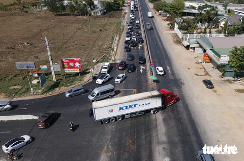 Nút giao quốc lộ 1 với đường dẫn cao tốc Phan Thiết - Dầu Giây tiếp tục ùn ứ - Ảnh 1. Nút giao quốc lộ 1 với đường dẫn cao tốc Phan Thiết - Dầu Giây tiếp tục ùn ứ - Ảnh 1.