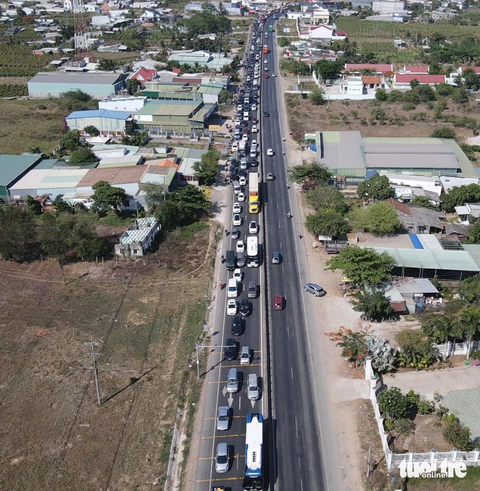 Nút giao quốc lộ 1 với đường dẫn cao tốc Phan Thiết - Dầu Giây tiếp tục ùn ứ - Ảnh 4. Nút giao quốc lộ 1 với đường dẫn cao tốc Phan Thiết - Dầu Giây tiếp tục ùn ứ - Ảnh 4.