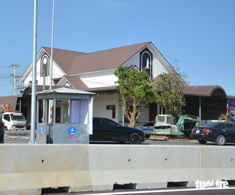 Nút giao quốc lộ 1 với đường dẫn cao tốc Phan Thiết - Dầu Giây tiếp tục ùn ứ - Ảnh 5. Nút giao quốc lộ 1 với đường dẫn cao tốc Phan Thiết - Dầu Giây tiếp tục ùn ứ - Ảnh 5.