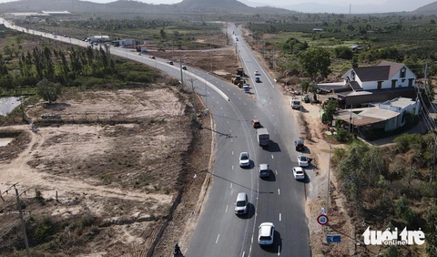 Nút giao quốc lộ 1 với đường dẫn cao tốc Phan Thiết - Dầu Giây tiếp tục ùn ứ - Ảnh 6. Nút giao quốc lộ 1 với đường dẫn cao tốc Phan Thiết - Dầu Giây tiếp tục ùn ứ - Ảnh 6.