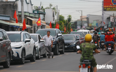 Người dân tranh thủ trở lại TP.HCM, cầu phà đều bị kẹt - Ảnh 1. Người dân tranh thủ trở lại TP.HCM, cầu phà đều bị kẹt - Ảnh 1.