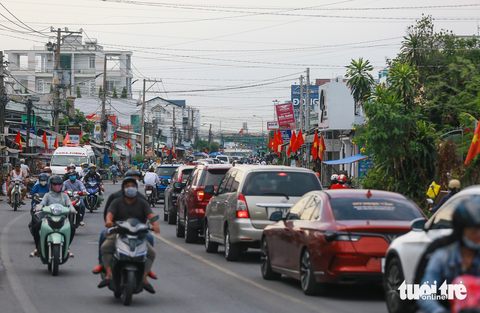 Người dân tranh thủ trở lại TP.HCM, cầu phà đều bị kẹt - Ảnh 3. Người dân tranh thủ trở lại TP.HCM, cầu phà đều bị kẹt - Ảnh 3.