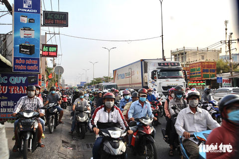 Người dân tranh thủ trở lại TP.HCM, cầu phà đều bị kẹt - Ảnh 5. Người dân tranh thủ trở lại TP.HCM, cầu phà đều bị kẹt - Ảnh 5.