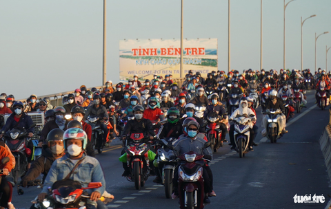 Người dân tranh thủ trở lại TP.HCM, cầu phà đều bị kẹt - Ảnh 8. Người dân tranh thủ trở lại TP.HCM, cầu phà đều bị kẹt - Ảnh 8.
