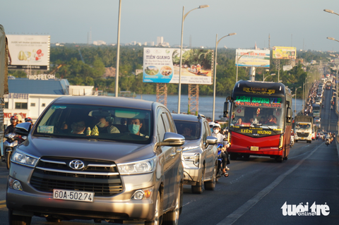 Người dân tranh thủ trở lại TP.HCM, cầu phà đều bị kẹt - Ảnh 9. Người dân tranh thủ trở lại TP.HCM, cầu phà đều bị kẹt - Ảnh 9.