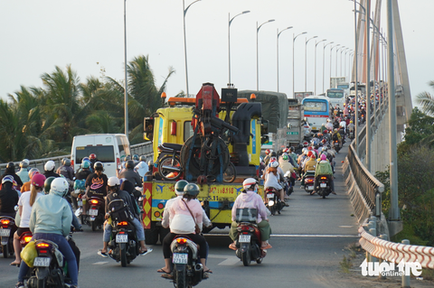 Người dân tranh thủ trở lại TP.HCM, cầu phà đều bị kẹt - Ảnh 10. Người dân tranh thủ trở lại TP.HCM, cầu phà đều bị kẹt - Ảnh 10.