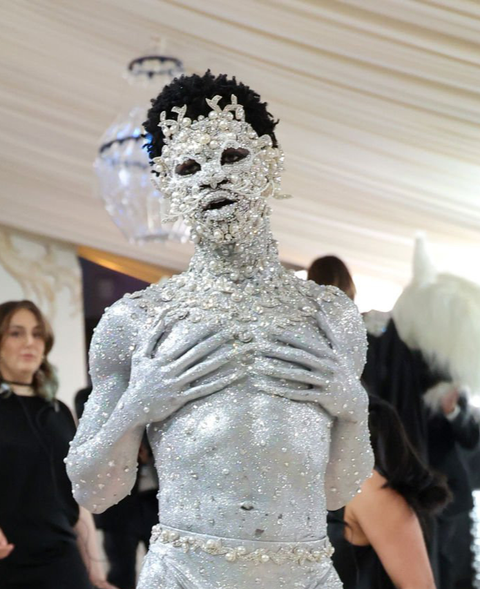 Met Gala 2023 bùng nổ tranh cãi từ chủ đề đến những trang phục dị hợm - Ảnh 2. Met Gala 2023 bùng nổ tranh cãi từ chủ đề đến những trang phục dị hợm - Ảnh 2.