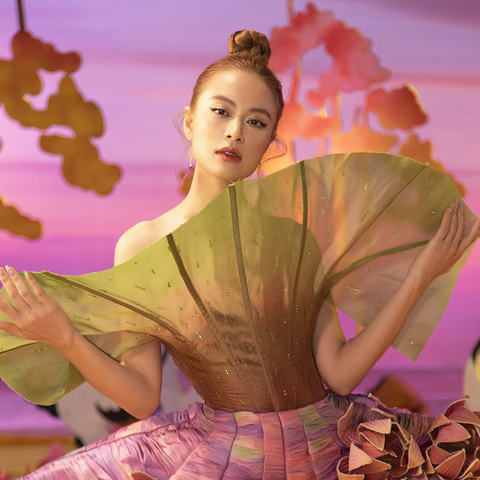 Cô Mị Hoàng Thùy Linh trở thành đặc sản của Lễ hội Hoa Phượng Đỏ - Ảnh 1. Cô Mị Hoàng Thùy Linh trở thành đặc sản của Lễ hội Hoa Phượng Đỏ - Ảnh 1.