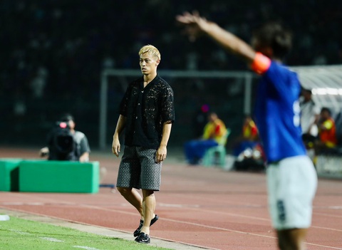 Thủ tướng Campuchia buộc người chê trang phục HLV Keisuke Honda xin lỗi - Ảnh 3. Thủ tướng Campuchia buộc người chê trang phục HLV Keisuke Honda xin lỗi - Ảnh 3.