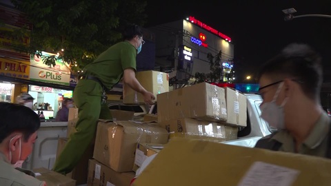 Công an TP.HCM đồng loạt kiểm tra các lò độ xe cho quái xế - Ảnh 6. Công an TP.HCM đồng loạt kiểm tra các lò độ xe cho quái xế - Ảnh 6.