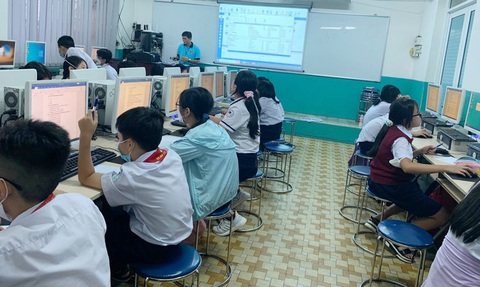 36,3 tỉ mua máy tính bảng cho học sinh nằm im suốt 1 năm, Gia Lai đề xuất gì? - Ảnh 1. Học sinh Trường THCS Nguyễn Du, quận 1, TP.HCM trong giờ học tin học (ảnh minh họa) - Ảnh nhà trường cung cấp