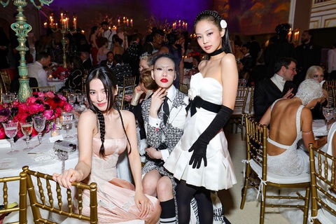 Khoảnh khắc Song Hye Kyo và Jennie chung khung hình ở Met Gala gây sốt - Ảnh 5. Khoảnh khắc Song Hye Kyo và Jennie chung khung hình ở Met Gala gây sốt - Ảnh 5.