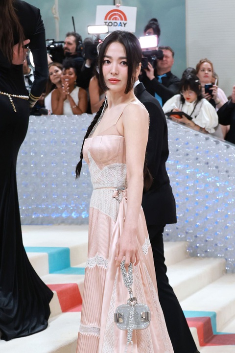 Khoảnh khắc Song Hye Kyo và Jennie chung khung hình ở Met Gala gây sốt - Ảnh 4. Khoảnh khắc Song Hye Kyo và Jennie chung khung hình ở Met Gala gây sốt - Ảnh 4.
