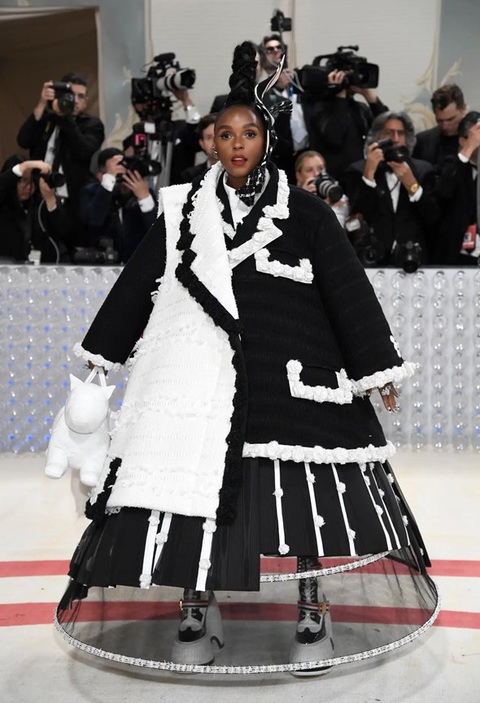 Met Gala 2023 bùng nổ tranh cãi từ chủ đề đến những trang phục dị hợm - Ảnh 3. Met Gala 2023 bùng nổ tranh cãi từ chủ đề đến những trang phục dị hợm - Ảnh 3.