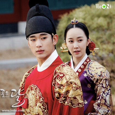 Top 5 phim mặt trời hot nhất màn ảnh châu Á: Song Joong Ki, Kim Soo Hyun vụt sáng thành sao hạng A - Ảnh 8. Top 5 phim mặt trời hot nhất màn ảnh châu Á: Song Joong Ki, Kim Soo Hyun vụt sáng thành sao hạng A - Ảnh 8.
