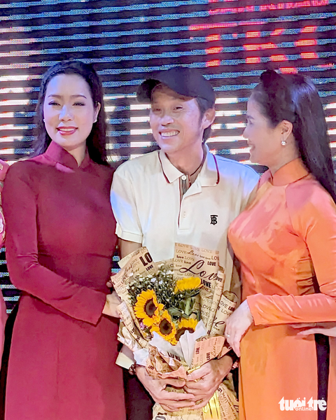 Nghệ sĩ Trịnh Kim Chi và Vân Anh tặng hoa cho học viên Hoài Linh - Ảnh: LINH ĐOAN Nghệ sĩ Trịnh Kim Chi và Vân Anh tặng hoa cho học viên Hoài Linh - Ảnh: LINH ĐOAN