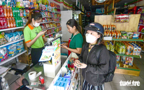 Một cửa hàng trên đường Nguyễn Văn Đậu, quận Bình Thạnh, TP.HCM phải tính tiền khách hàng bằng điện thoại do bị mất điện tạm thời lúc 16h45 ngày 19-5 - Ảnh: QUANG ĐỊNH Một cửa hàng trên đường Nguyễn Văn Đậu, quận Bình Thạnh, TP.HCM phải tính tiền khách hàng bằng điện thoại do bị mất điện tạm thời lúc 16h45 ngày 19-5 - Ảnh: QUANG ĐỊNH