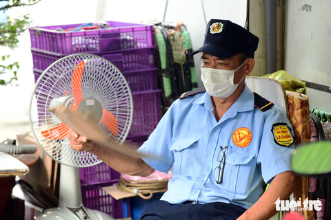 Ông Lê Văn Chính, bảo vệ một cửa hàng tại quận Bình Thạnh, TP.HCM, phải lấy bìa giấy quạt tay cho đỡ nóng vì bị mất điện tạm thời (ảnh chụp lúc 16h50 ngày 19-5) - Ảnh: QUANG ĐỊNH Ông Lê Văn Chính, bảo vệ một cửa hàng tại quận Bình Thạnh, TP.HCM, phải lấy bìa giấy quạt tay cho đỡ nóng vì bị mất điện tạm thời (ảnh chụp lúc 16h50 ngày 19-5) - Ảnh: QUANG ĐỊNH