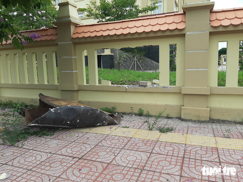 Nổ bồn sắt làm vỡ tường trụ sở cơ quan nhà nước - Ảnh 1. Nổ bồn sắt làm vỡ tường trụ sở cơ quan nhà nước - Ảnh 1.