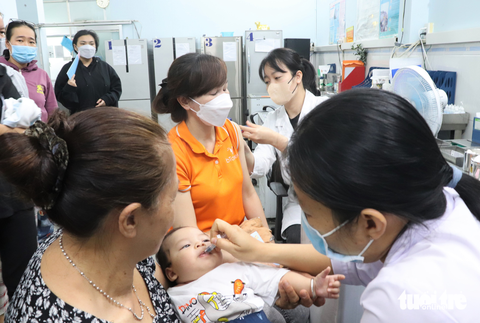Viện Pasteur TP.HCM có vắc xin sau nhiều tháng, nhiều người đến tiêm chủng - Ảnh 3. Viện Pasteur TP.HCM có vắc xin sau nhiều tháng, nhiều người đến tiêm chủng - Ảnh 3.