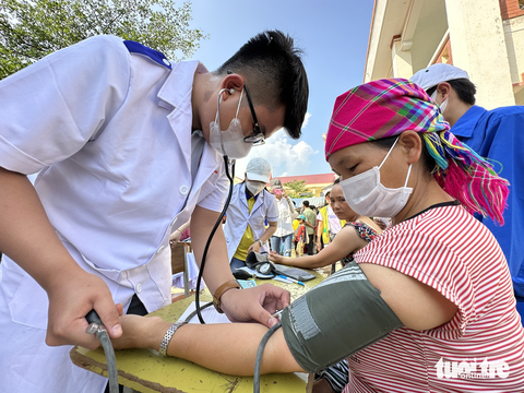 Chúng tôi cảm kích các bác sĩ và bạn trẻ vượt đường xa đến khám bệnh, tặng quà... - Ảnh 1. Chúng tôi cảm kích các bác sĩ và bạn trẻ vượt đường xa đến khám bệnh, tặng quà... - Ảnh 1.