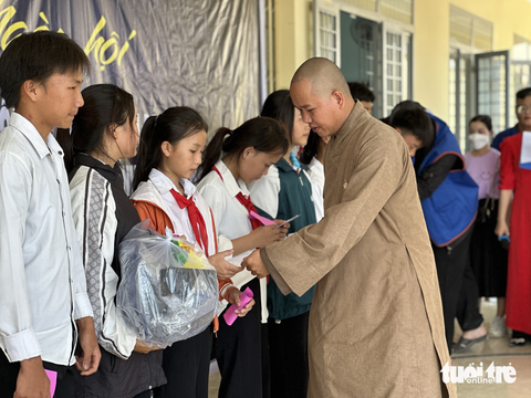 Chúng tôi cảm kích các bác sĩ và bạn trẻ vượt đường xa đến khám bệnh, tặng quà... - Ảnh 2. Chúng tôi cảm kích các bác sĩ và bạn trẻ vượt đường xa đến khám bệnh, tặng quà... - Ảnh 2.