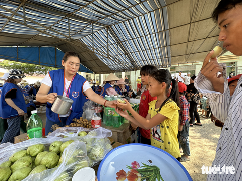 Chúng tôi cảm kích các bác sĩ và bạn trẻ vượt đường xa đến khám bệnh, tặng quà... - Ảnh 4. Chúng tôi cảm kích các bác sĩ và bạn trẻ vượt đường xa đến khám bệnh, tặng quà... - Ảnh 4.