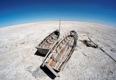 Hồ Poopo ở Bolivia bị khô cạn - Ảnh: REUTERS Hồ Poopo ở Bolivia bị khô cạn - Ảnh: REUTERS