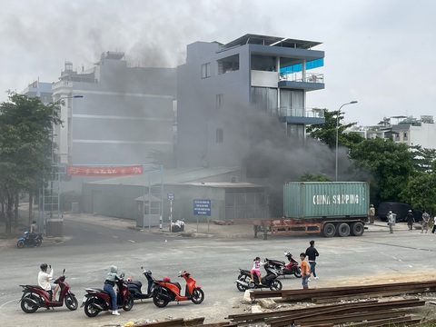 Cháy công ty, cứu được người phụ nữ trốn trong nhà vệ sinh - Ảnh 1. Cháy công ty, cứu được người phụ nữ trốn trong nhà vệ sinh - Ảnh 1.